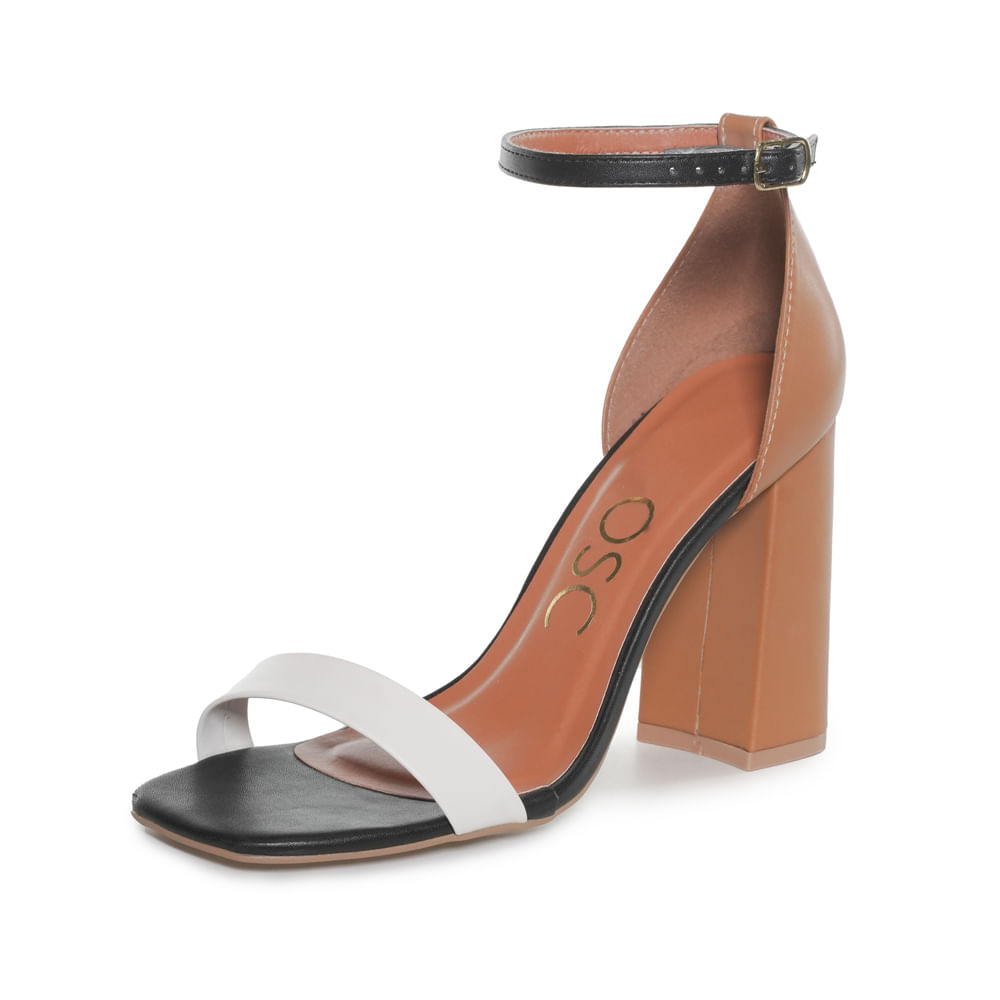 Sandália OSC vista frontal destacando o salto grosso e acabamento elegante.